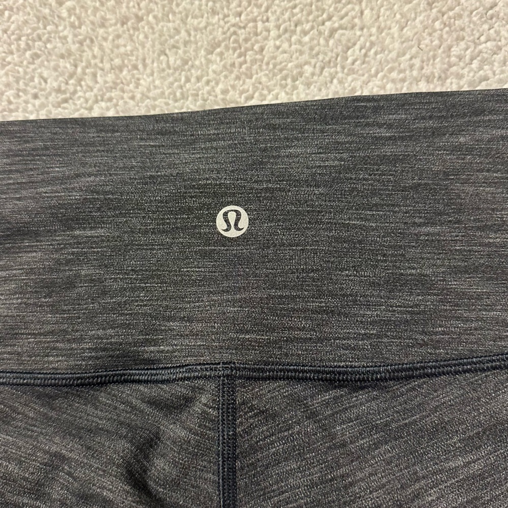 Lululemon Wunder Under Hi-Rise 7/8 Tight
Heathered Black Gray Leggings Luxtreme - Picture 12 of 15